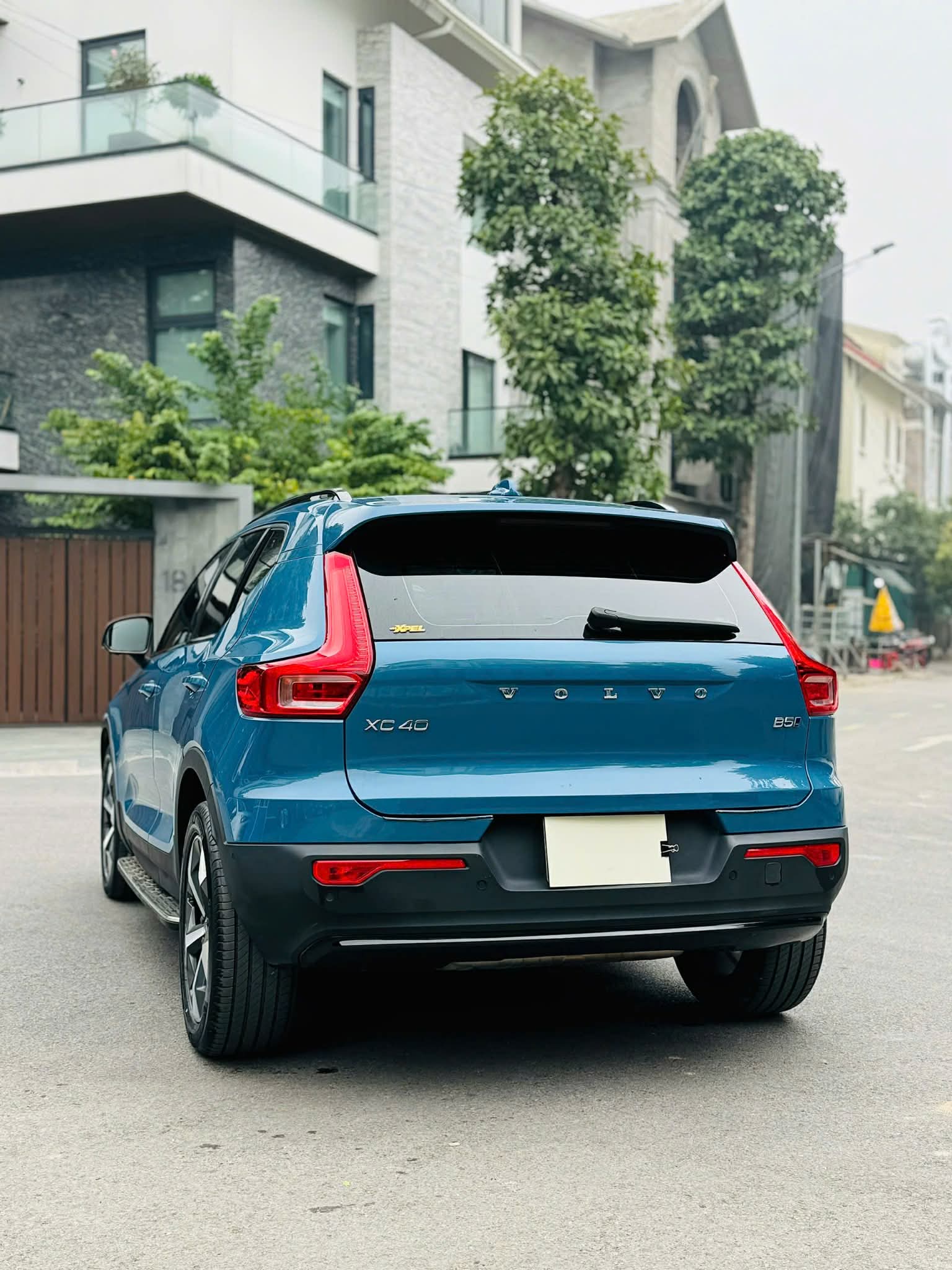 VOLVO XC40 SẢN XUẤT 2023 LĂN BÁNH 18.000 KM XE RẤT MỚI